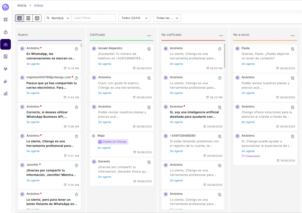 Bandeja de entrada de Cliengo mostrando organización de conversaciones de clientes en columnas: Nuevo, Calificado, No calificado y No avanzó, con gestión multicanal de WhatsApp, Web y redes sociales.